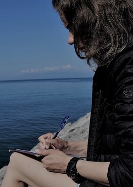 Ирина Логоминова - биолог, член Совета по морским млекопитающим, соавтор монографии Александра Владиславовича, специалист по акустике и поведению черноморской афалины. На протяжении многих лет собирает материал по поведению и подводной акустической сигнализации черноморской афалины в естественной среде обитания. Принимала участие в работах лаборатории морских млекопитающих ИО РАН по комплексному исследованию беломорской белухи. Имеет опыт работы с афалинами в условиях дельфинария.